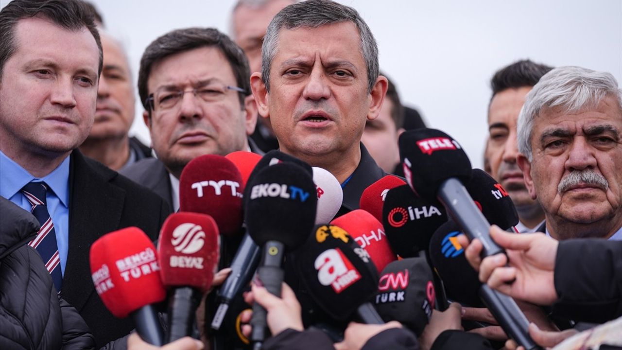 CHP Genel Başkanı Özel, Ekrem İmamoğlu'na Cezaevinde Ziyarette Bulundu