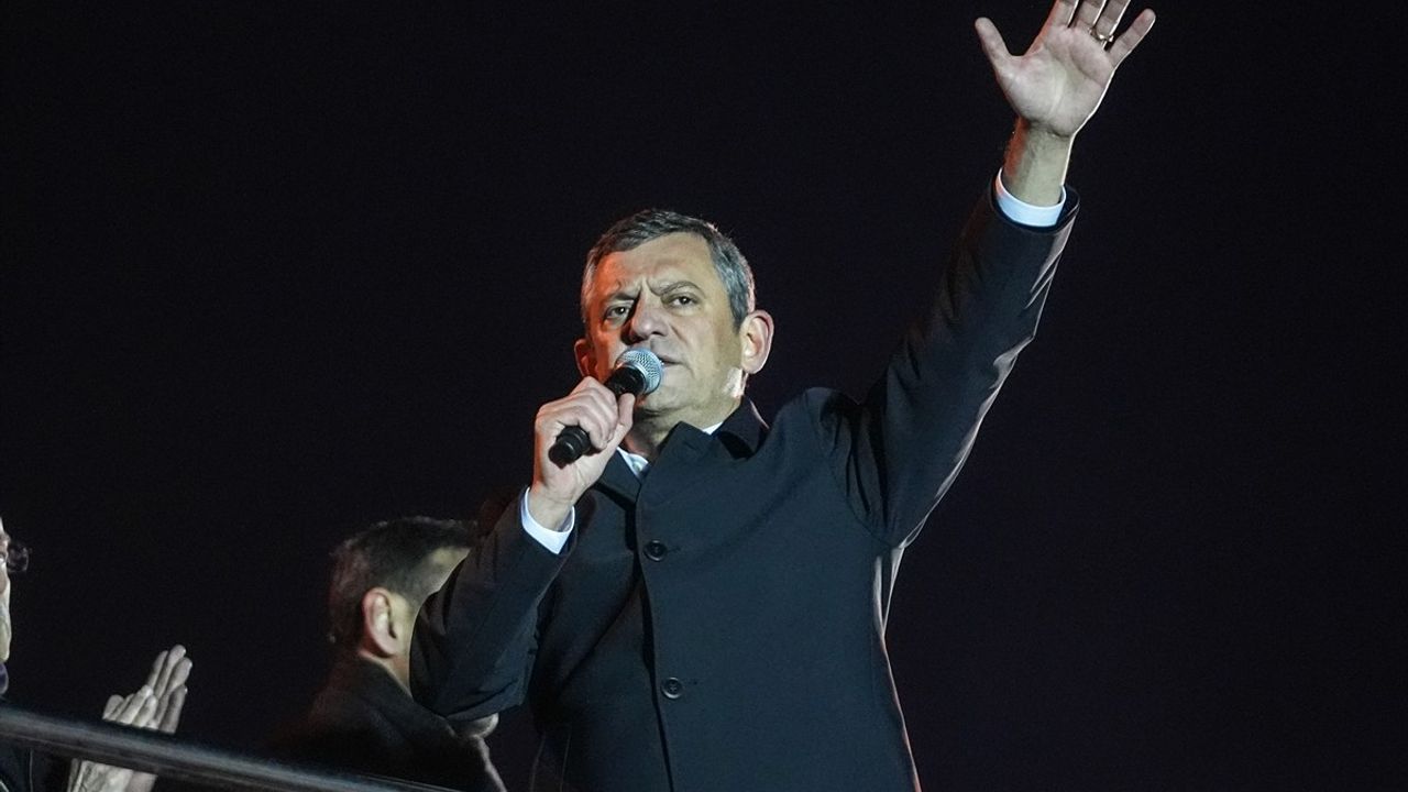 CHP Genel Başkanı Özgür Özel, İBB Binası Önünde İstanbullularla Buluştu