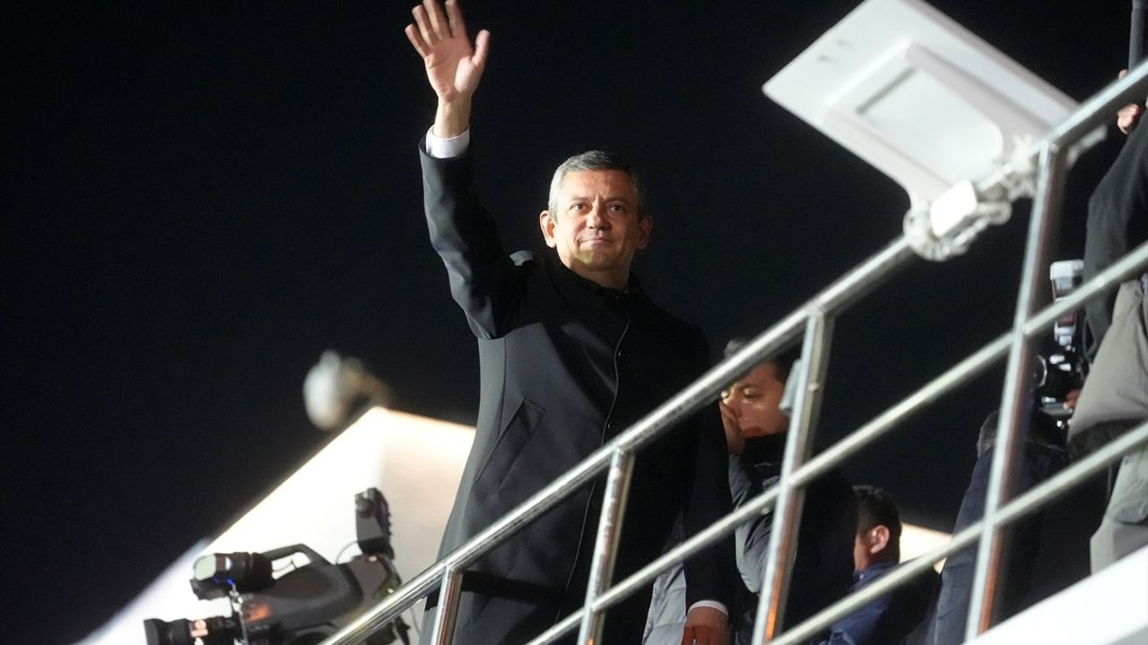 CHP Genel Başkanı Özgür Özel, İBB Önünde Tarihi Mesajlar Verdi