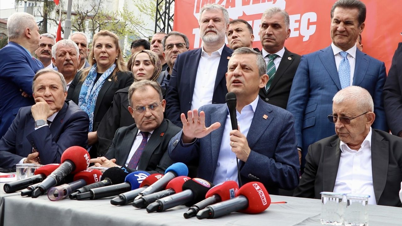 CHP Genel Başkanı Özgür Özel, İmza Kampanyasında Ekrem İmamoğlu'na Destek Verdi