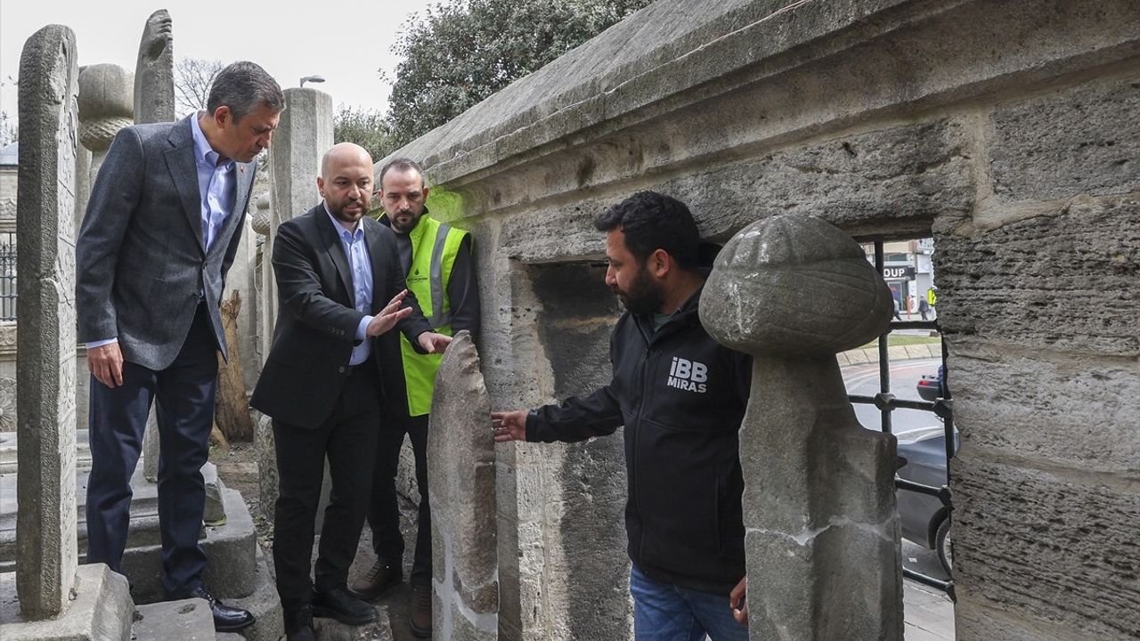 CHP Genel Başkanı Özgür Özel, Şehzadebaşı Camisi'nde Tahribat İncelemesi Yaptı