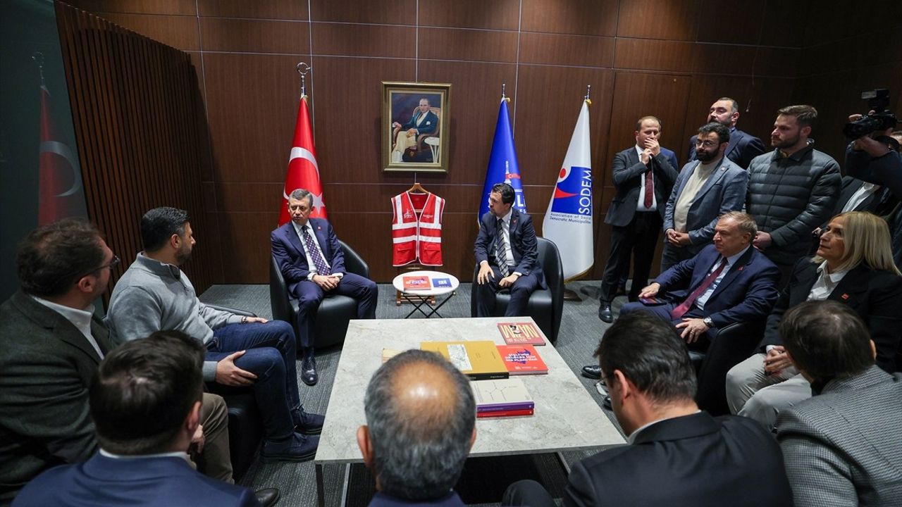 CHP Genel Başkanı Özgür Özel, Şişli Belediyesini Ziyaret Etti