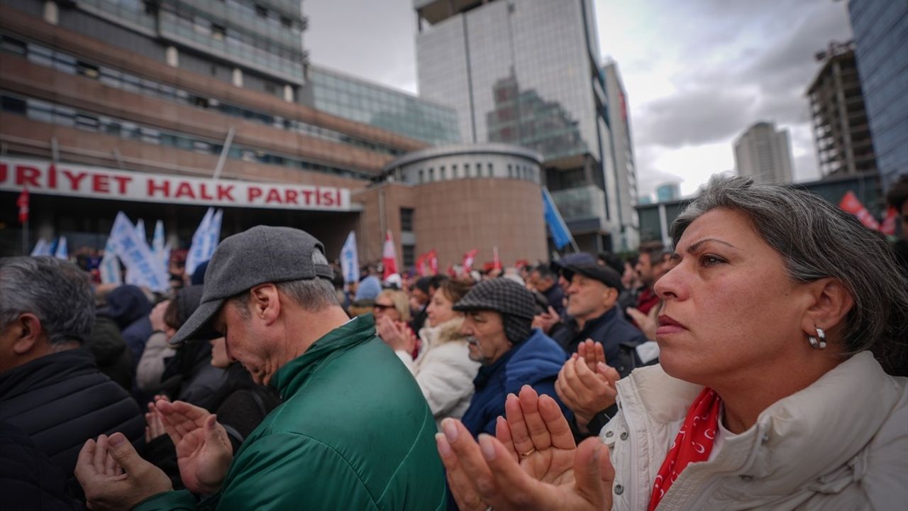 CHP Genel Merkezi'nde İmamoğlu'nun Gözaltına Alınmasına Tepki Eylemi Gerçekleşti