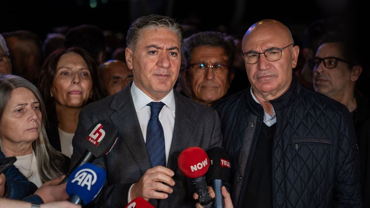 CHP Milletvekillerinden RTÜK Önünde Cezalara Tepki