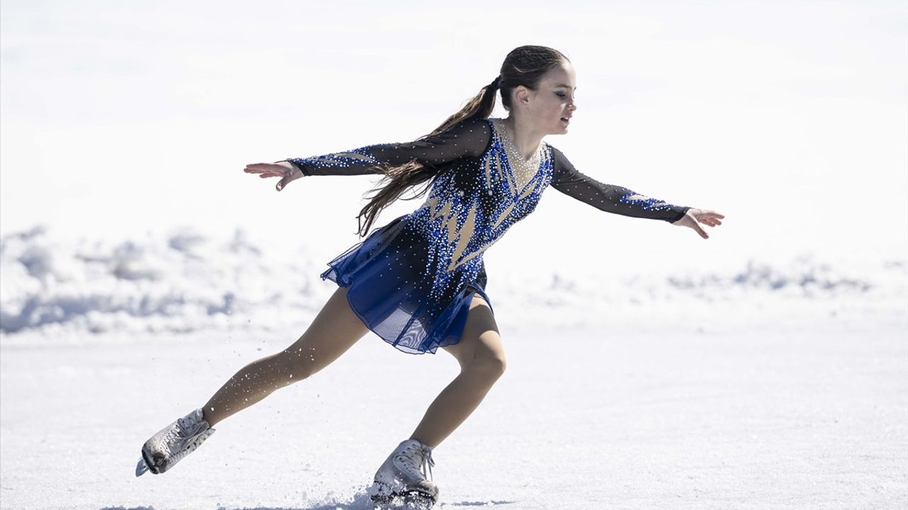 Çıldır Gölü'nde Senkronize Buz Pateni Gösterisi Düzenlendi