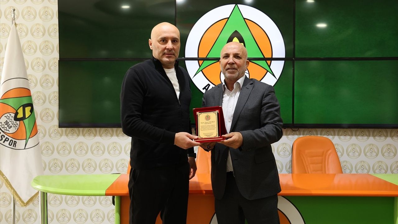 Corendon Alanyaspor Teknik Direktörü Sami Uğurlu ile Yollarını Ayırdı