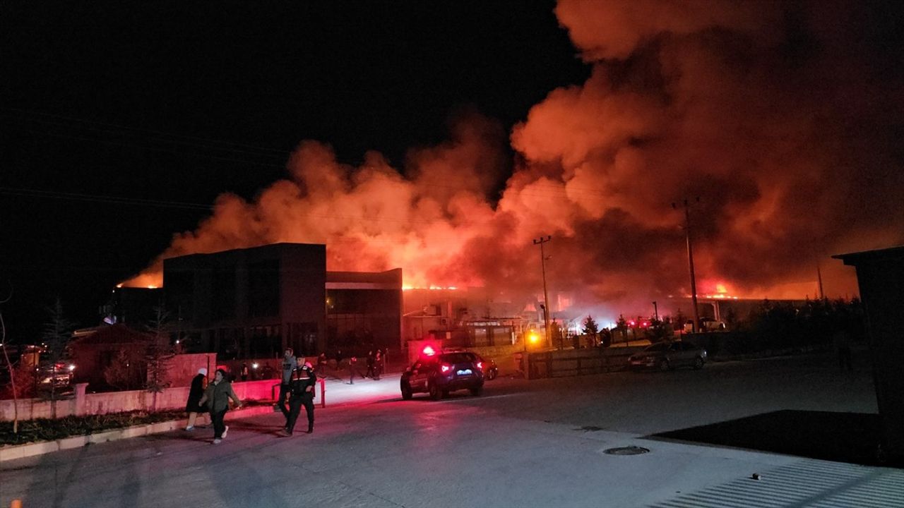 Çorum'da Gıda Fabrikasında Yangın: 4 Kişi Dumandan Etkilendi