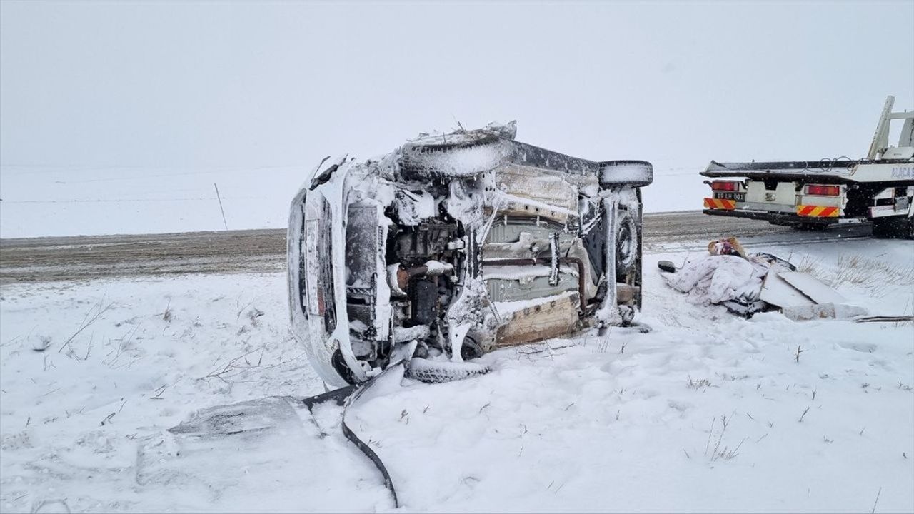 Çorum'da Hafif Ticari Araç ile Minibüs Çarpıştı: 2 Yaralı