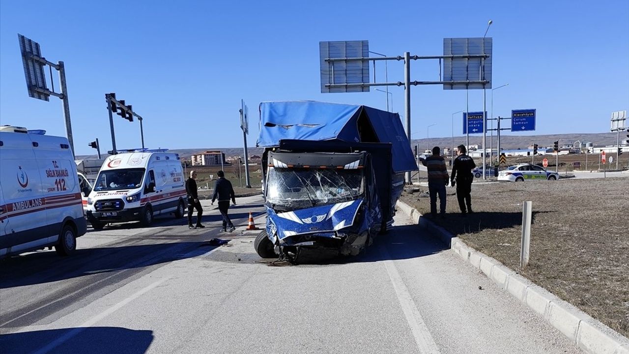 Çorum'da İki Hafif Ticari Araç Çarpıştı, 3 Yaralı