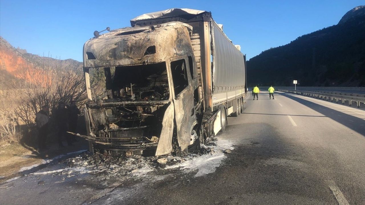 Çorum'da Seyir Halindeyken Yanan Tır Kullanılamaz Hale Geldi
