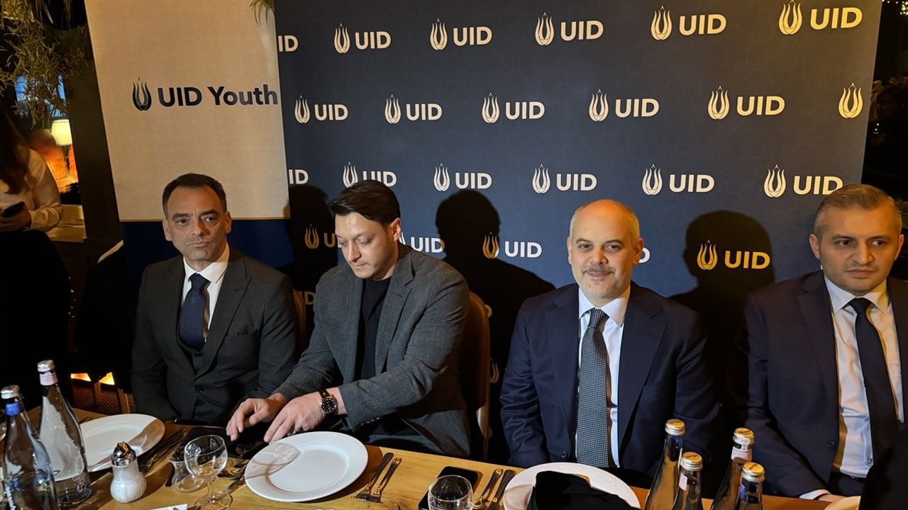 Cumhurbaşkanı Başdanışmanı Kılıç ve Mesut Özil, Almanya'da Türklerle İftar Programında Bir Araya Geldi