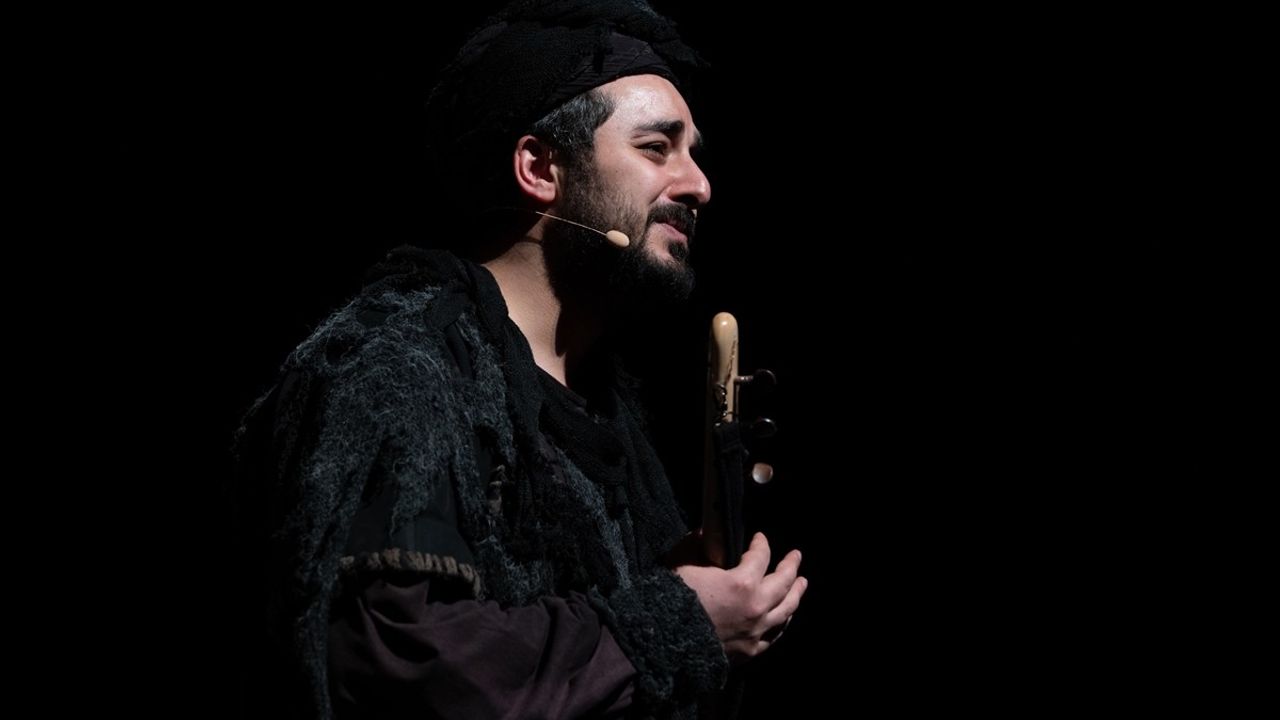 Cumhurbaşkanlığı Külliyesi'nde 'Karacaoğlan' Tiyatro Oyunu Sahnelendi