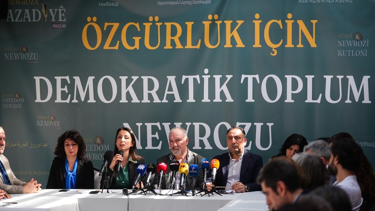 Demokratik Suriye için Barış Çağrısı: Hatimoğulları Toplantıda Konuştu