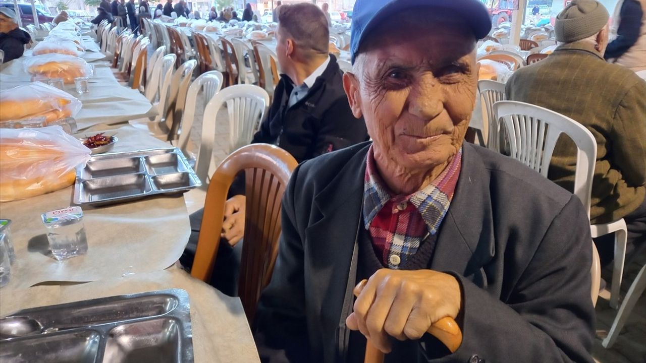 Denizli'nin Gölbaşı Mahallesi'nde İftar Geleneği Devam Ediyor