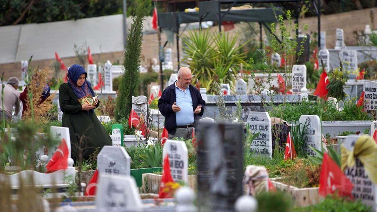 Depremlerden Etkilenen Hatay, Adana ve Osmaniye'de Mezarlıklara Duygusal Ziyaretler