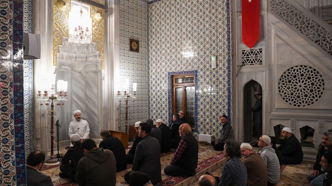 Diyanet İşleri Başkanı Ali Erbaş, İstanbul'da Teravih Namazı Kıldırdı
