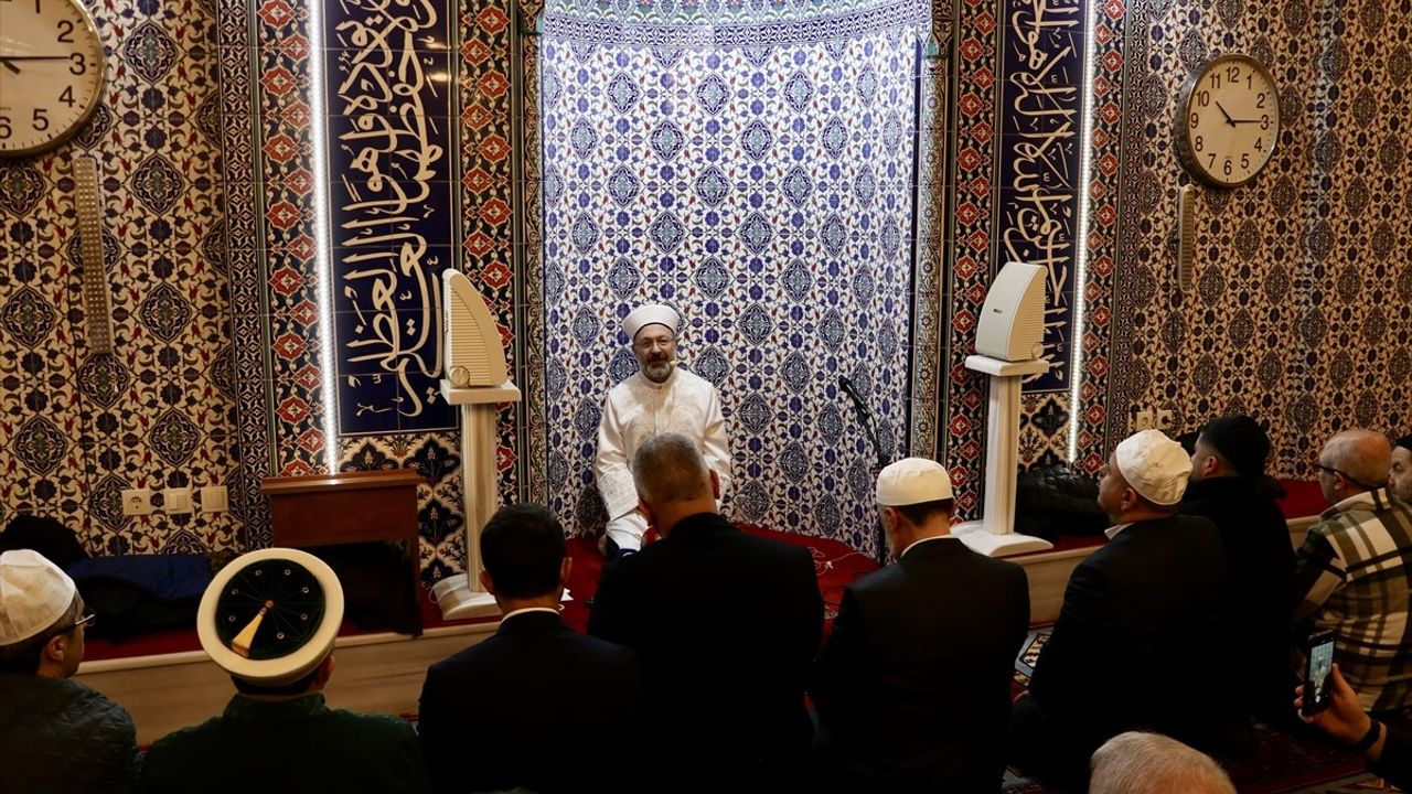 Diyanet İşleri Başkanı Erbaş, Sakarya'da Enderun Usulü Teravih Kıldırdı
