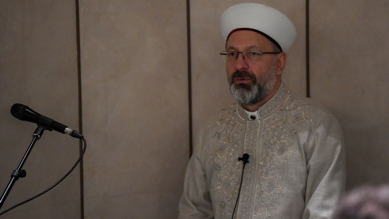 Diyanet İşleri Başkanı Erbaş, Teravih Namazı Kıldırdı ve Mescid-i Aksa İçin Birlik Çağrısı Yaptı