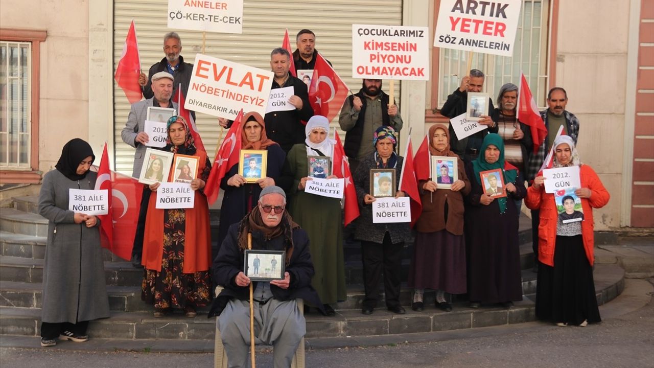 Diyarbakır Anneleri'nin Evlat Nöbetine Yeni Bir Aile Daha Katıldı