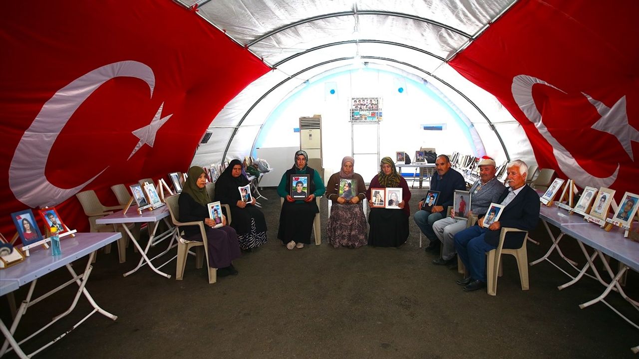 Diyarbakır Anneleri Ramazan Bayramı'nda Evlatlarına Kavuşmak İçin Nöbette