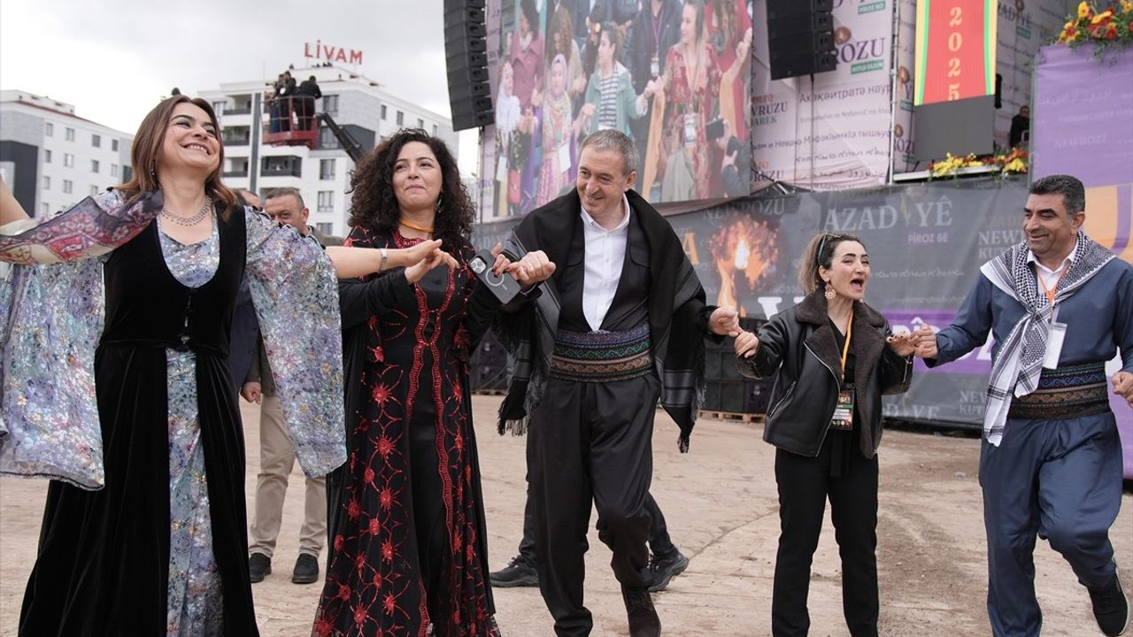 Diyarbakır'da Nevruz Etkinliği Sonuçlandı: DETAYLAR VE TUNCER BAKIRHAN'IN KONUŞMASI