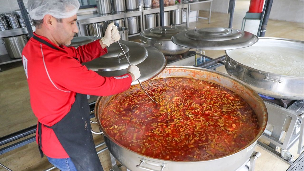 Diyarbakır'da Türk Kızılay Aşevi, İhtiyaç Sahipleri İçin Ramazan Boyunca Her Gün Yemek Hazırlıyor