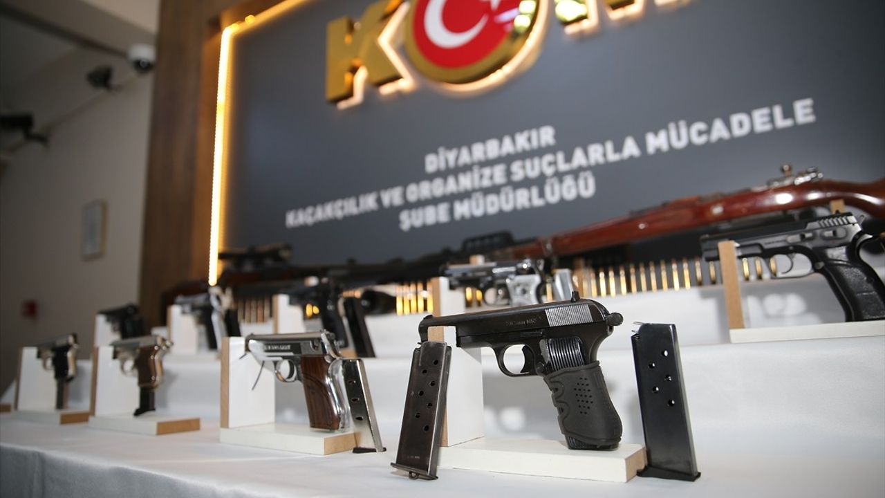 Diyarbakır ve Batman'da Kaçak Silah Operasyonu: 17 Zanlı Yakalandı