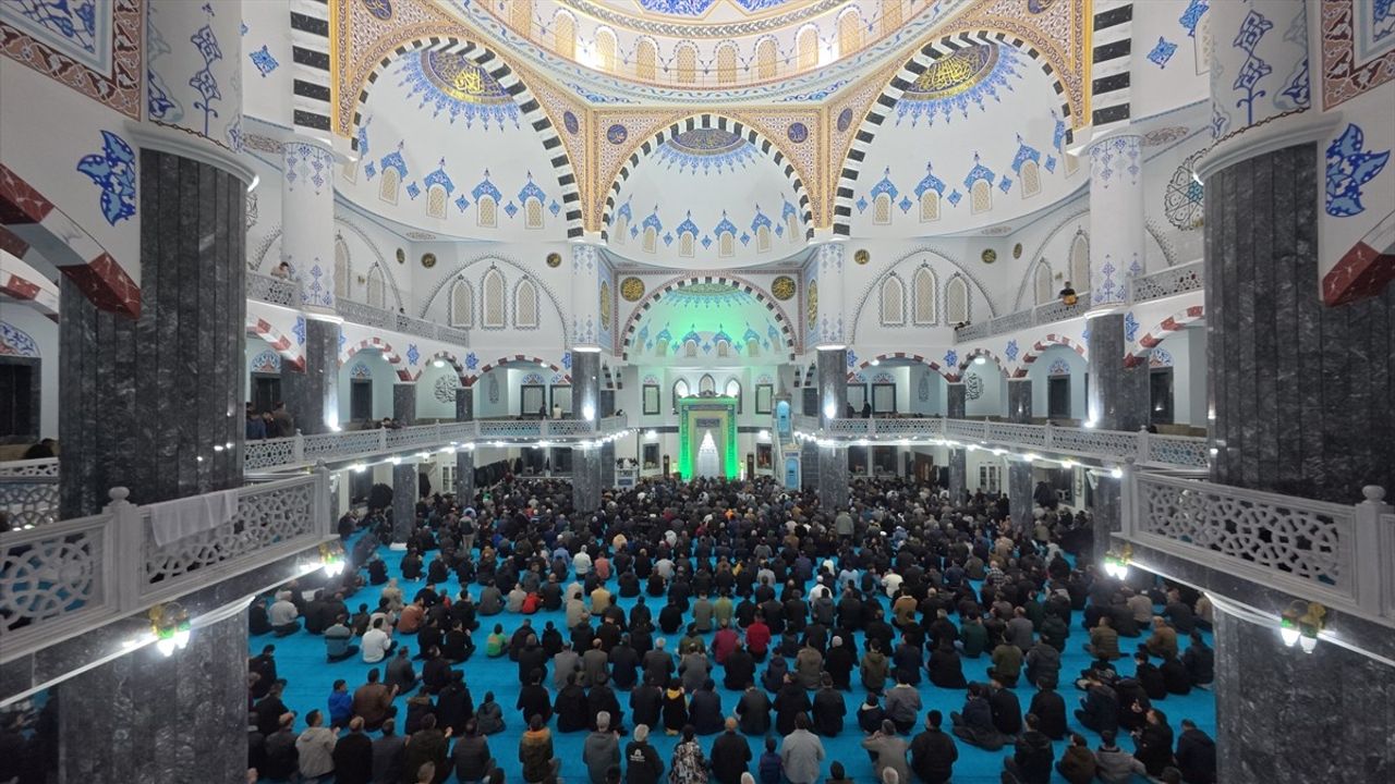 Doğu Anadolu'da Kadir Gecesi Dualarla İdrak Edildi