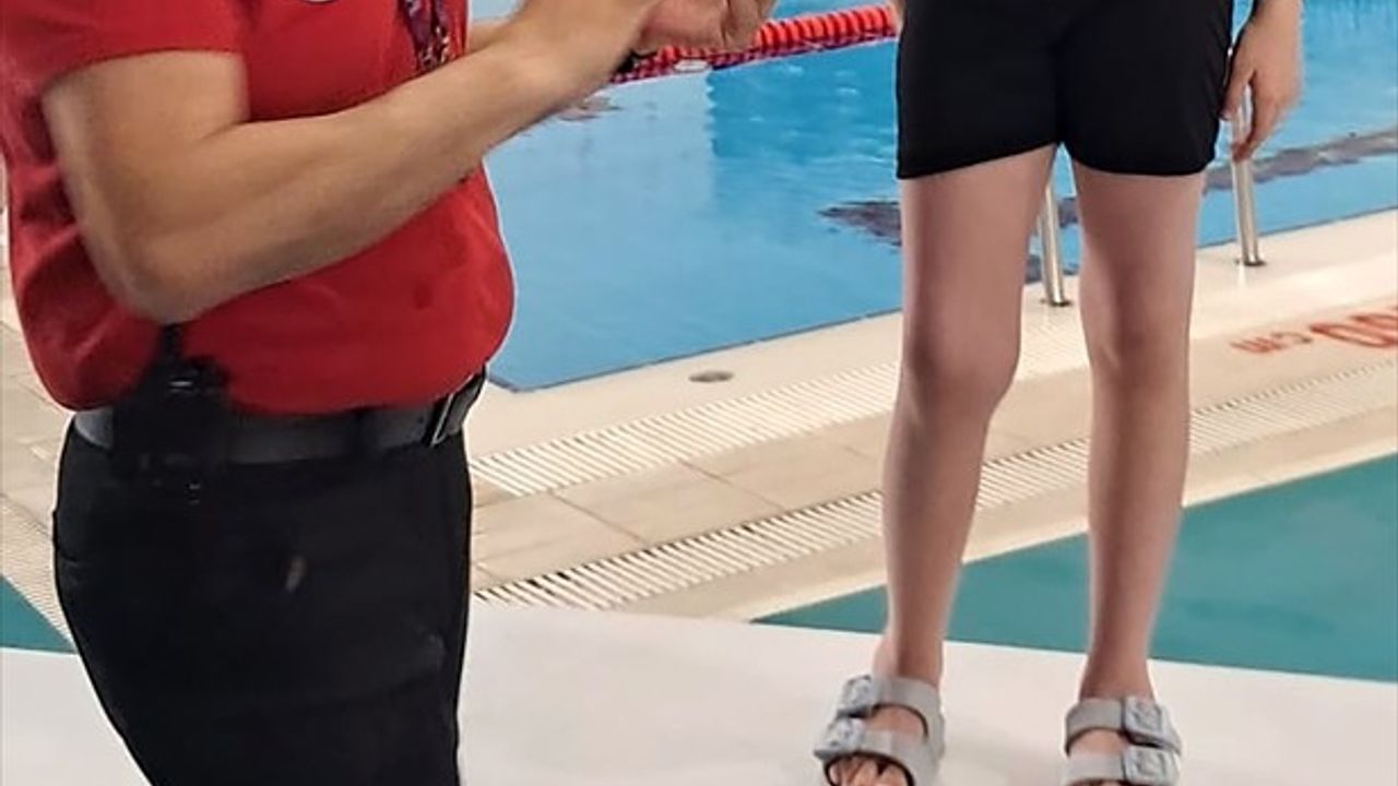 Down Sendromlu Yüzücü Büşra Alandere'nin Hedefi Avrupa Madalyası