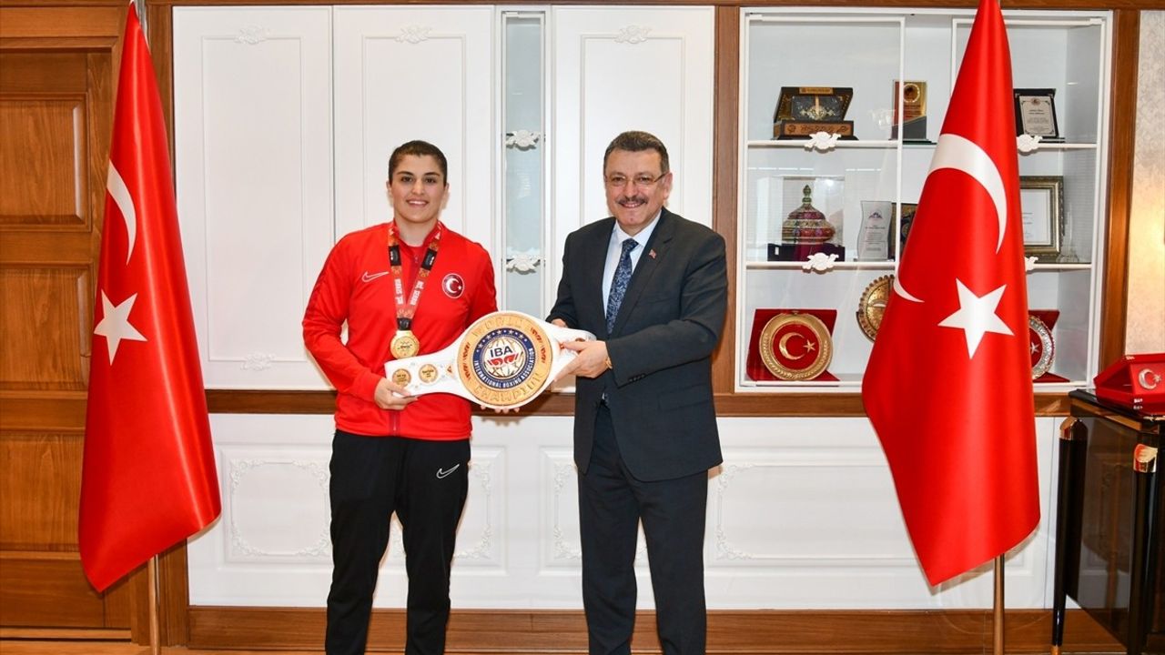 Dünya Şampiyonu Busenaz Sürmeneli, Trabzon Büyükşehir Belediye Başkanı Ahmet Metin Genç'i Ziyaret Etti