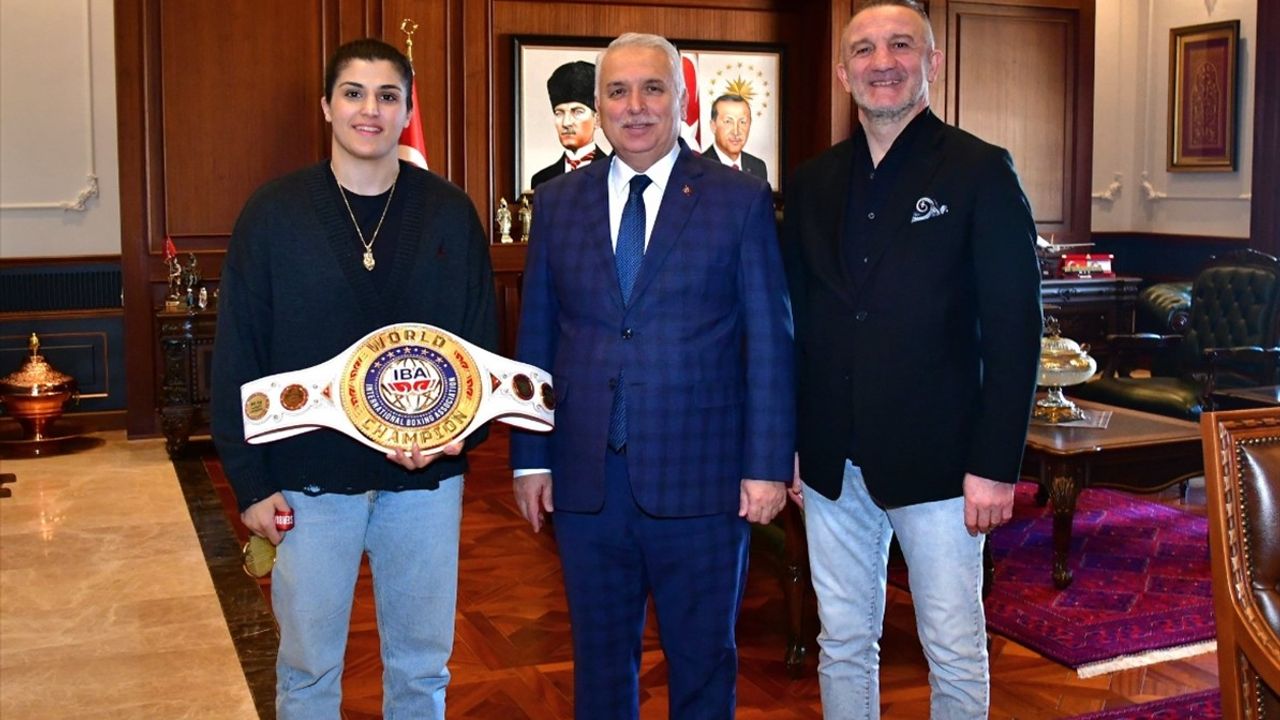 Dünya Şampiyonu Busenaz Sürmeneli, Trabzon Valisi Aziz Yıldırım'ı Ziyaret Etti