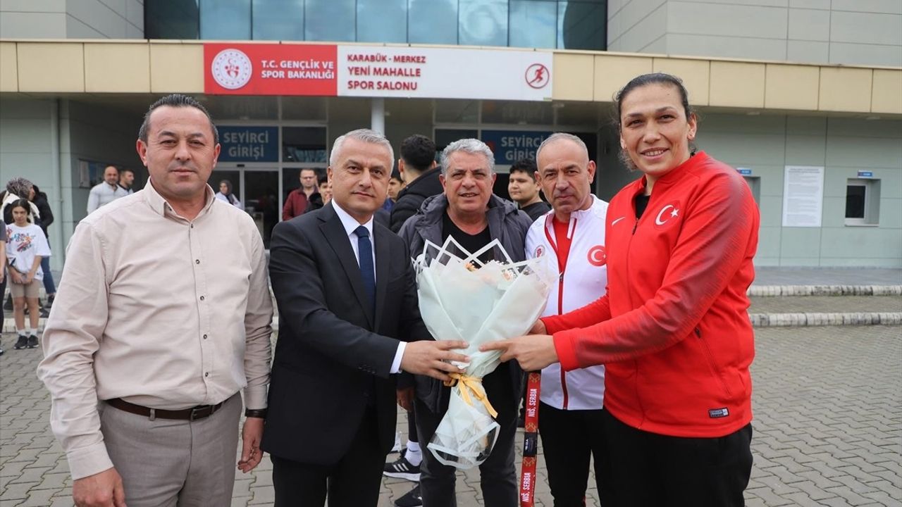 Dünya Üçüncüsü Elif Güneri, Karabük'te Coşkuyla Karşılandı