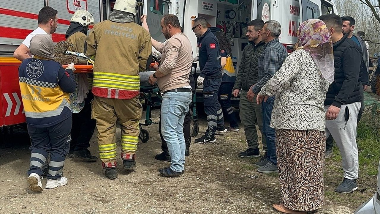 Düzce'de 16 Yaşındaki Genç, Tarım Aracına Sıkışarak Yaralandı