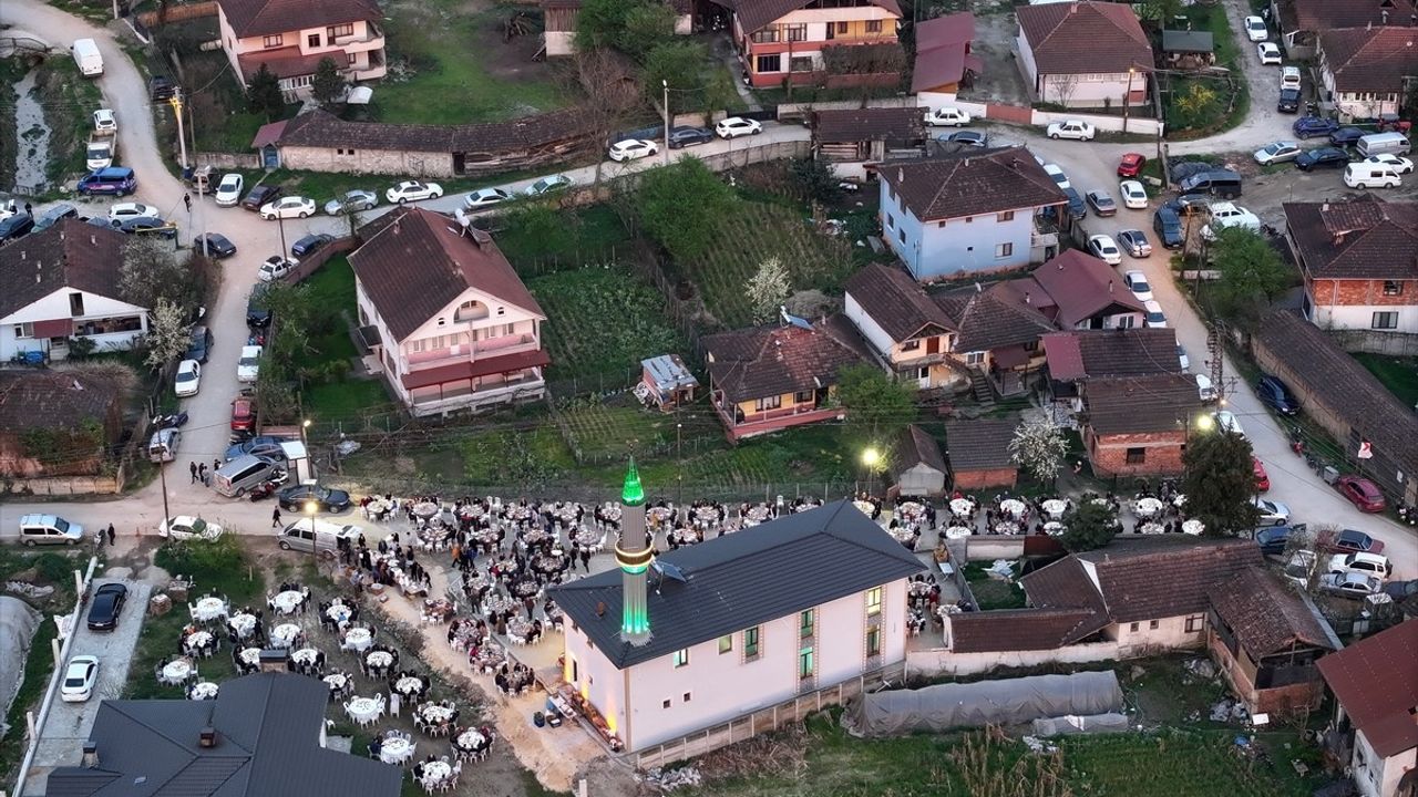 Düzce'de Depremden Etkilenen Cami Yeniden İbaete Açıldı