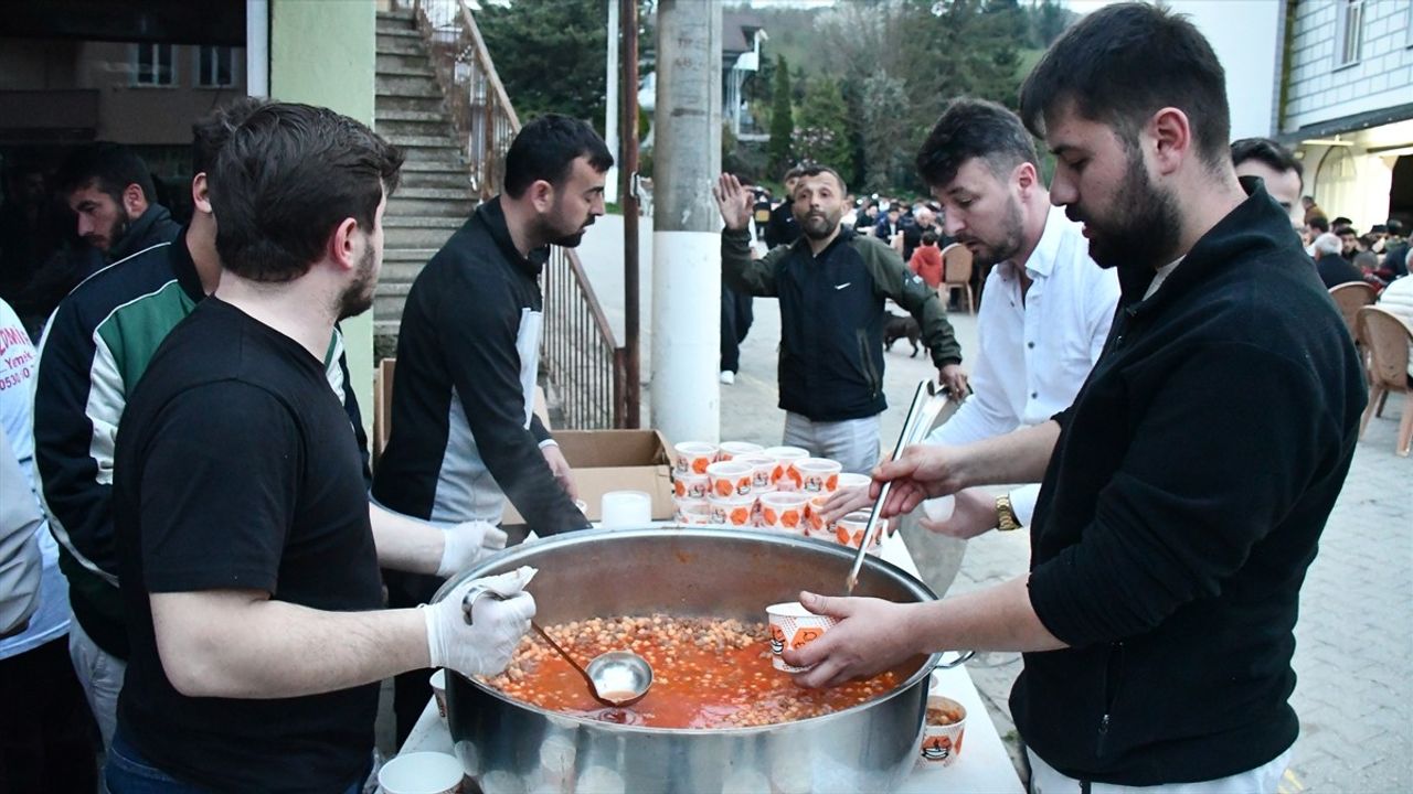 Düzce'de Geleneksel İftar Programı 1500 Kişiyle Gerçekleşti