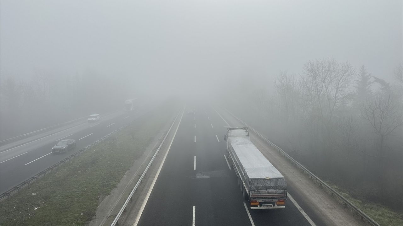 Düzce Kesiminde Sis, Anadolu Otoyolu'nda Görüş Mesafesini Düşürdü