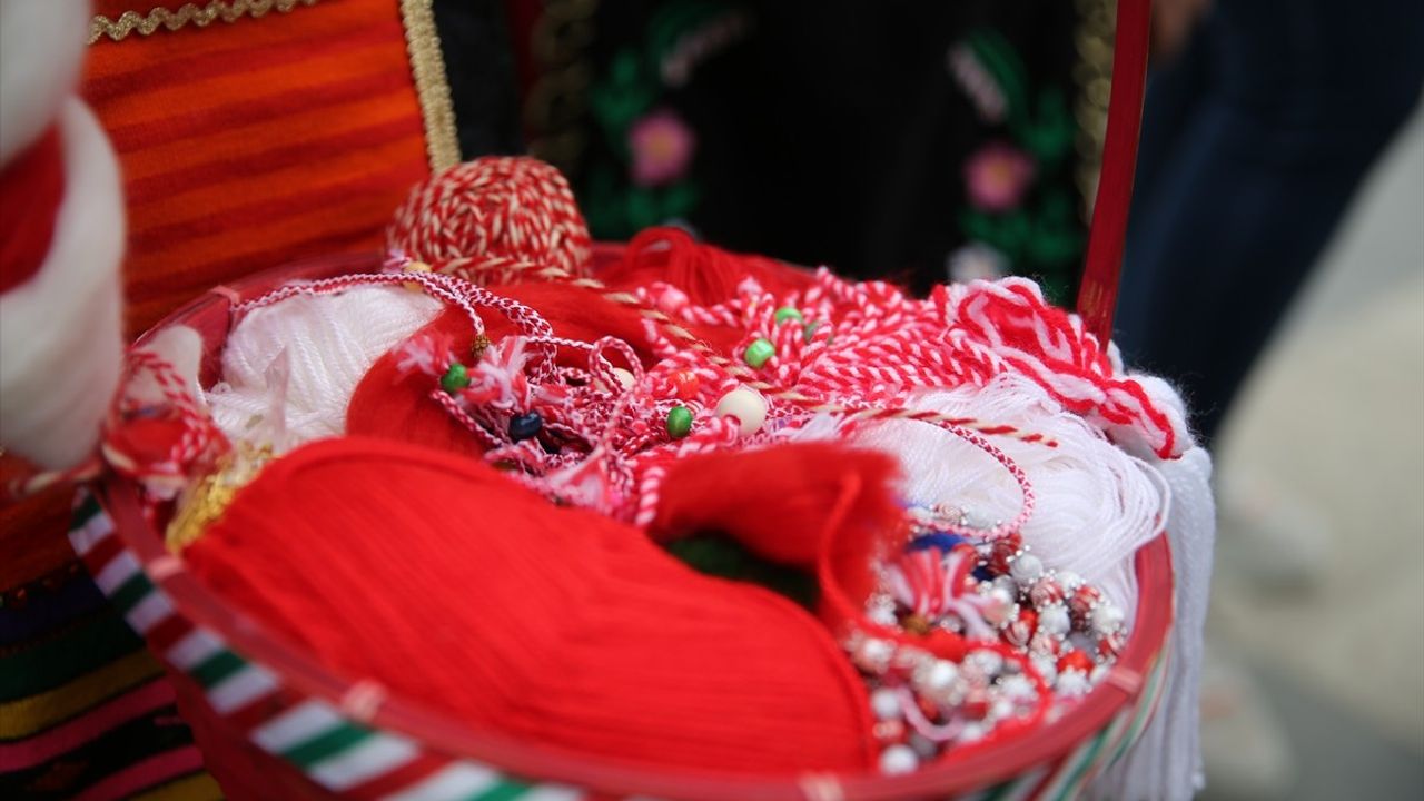 Edirne'de Baharın Gelişi İçin Marteniçka Dağıtımı Yapıldı