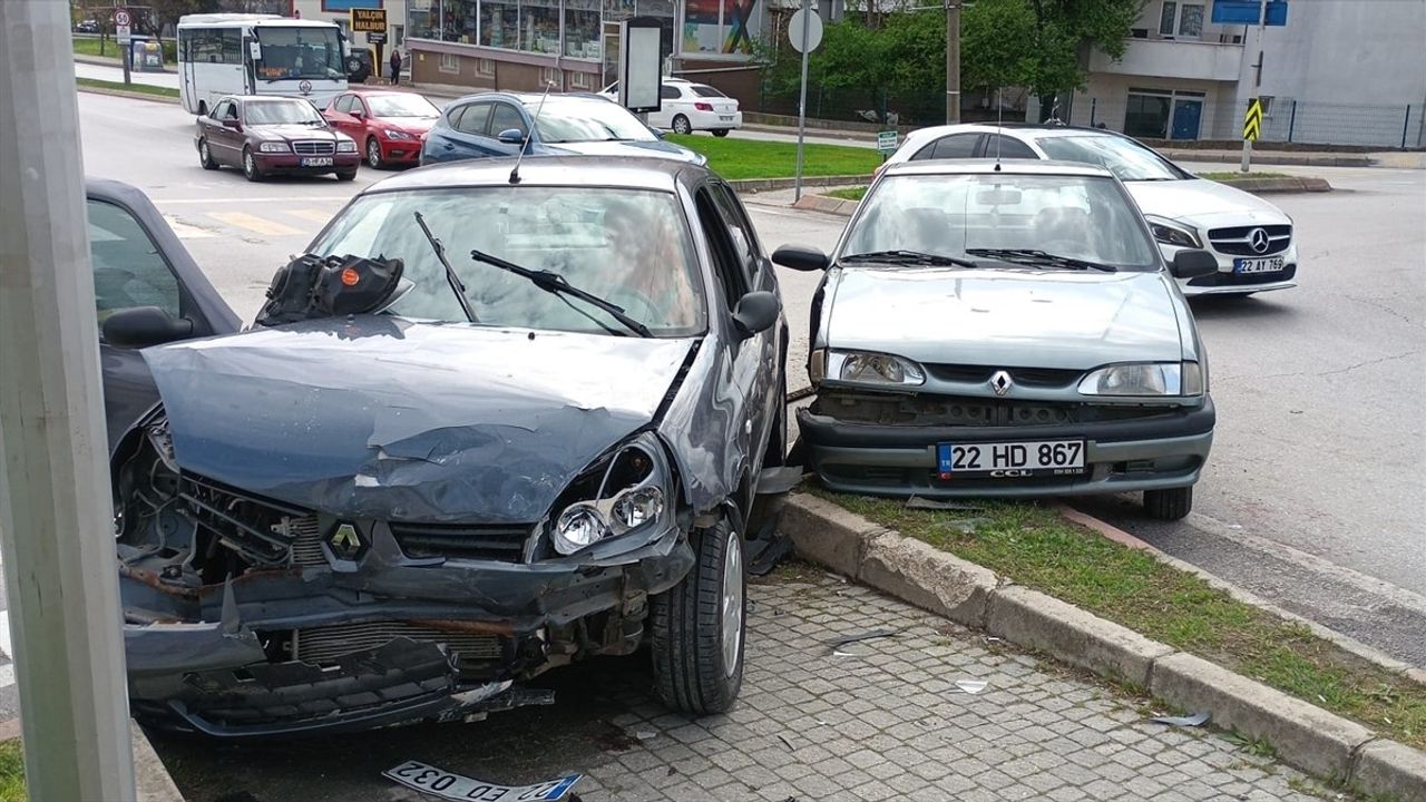 Edirne'de Kavşak İçinde İki Otomobilin Çarpıştığı Kazada Üç Yaralı