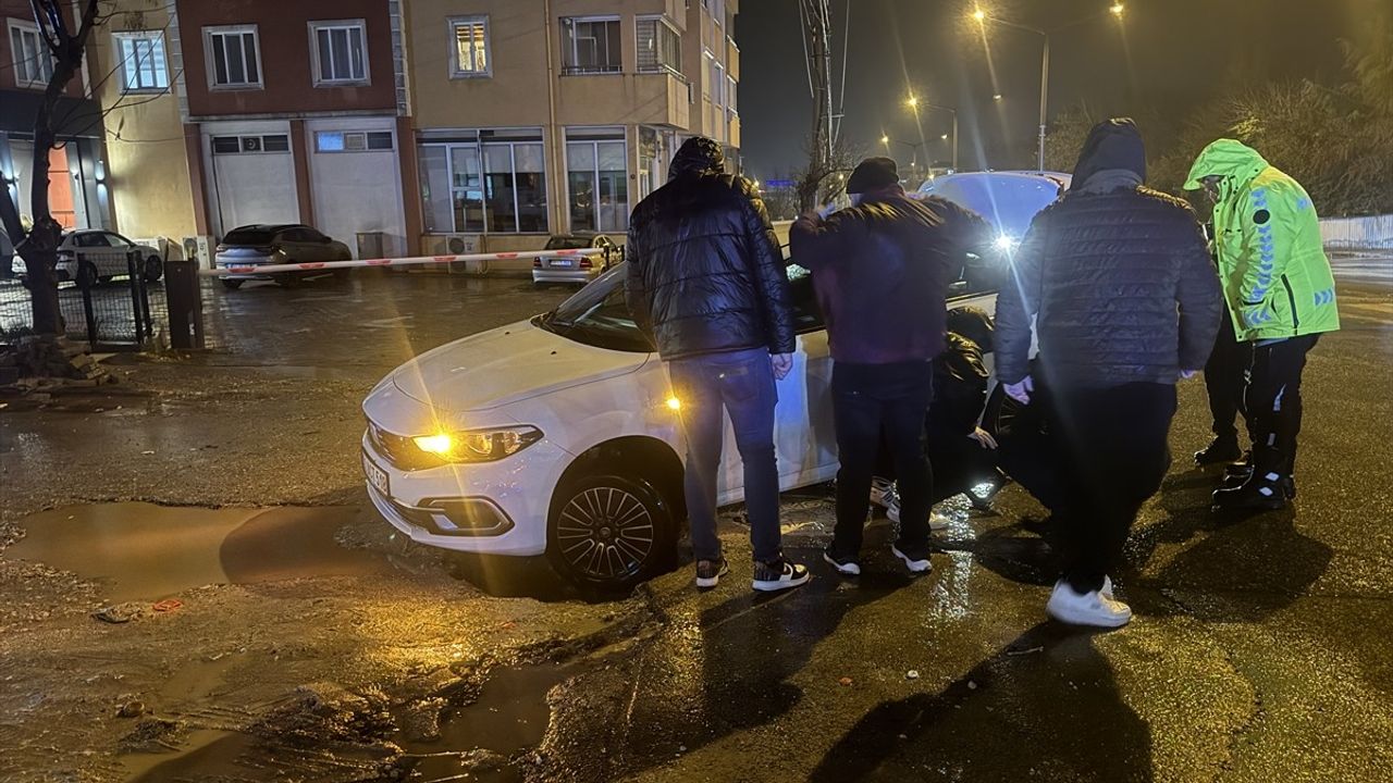 Edirne'de Şiddetli Sağanak, Ağaç Devrilmesine ve Trafik Kazalarına Yol Açtı