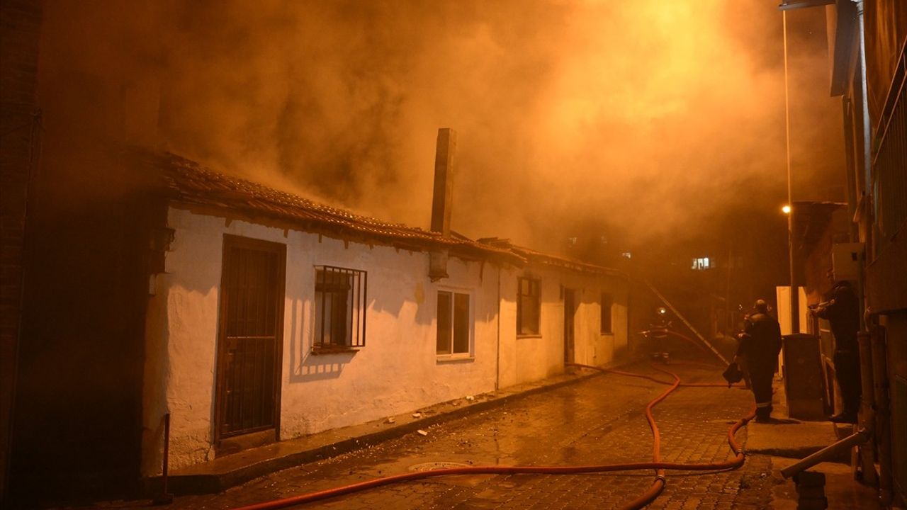 Edirne'de Yangın: İki Müstakil Ev Kullanılamaz Hale Geldi