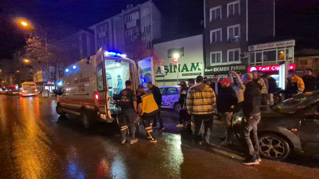 Edirne'de Yaya Geçidinde Otomobilin Çarptığı Üç Kişi Yaralandı