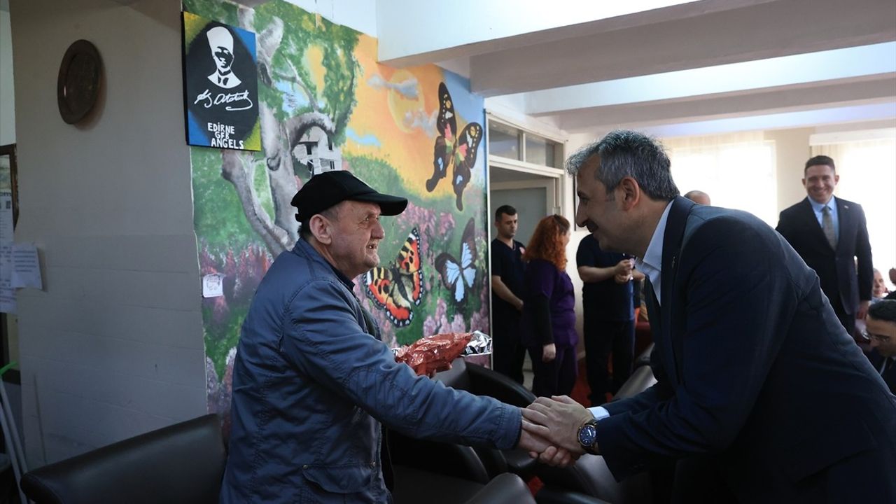 Edirne Valisi Yunus Sezer'in Huzurevi Ziyareti Duygusal Anlara Sahne Oldu