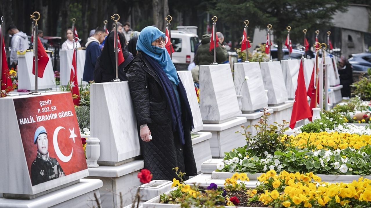 Edirnekapı Şehitliği'nde Ramazan Bayramı Yoğunluğu