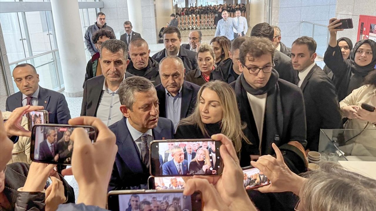 Ekrem İmamoğlu, Adliyede Ailesi ve CHP Genel Başkanı İle Görüştü