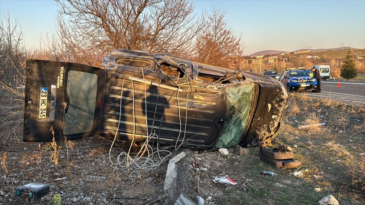 Elazığ'da Hafif Ticari Araç Devrildi: 5 Yaralı