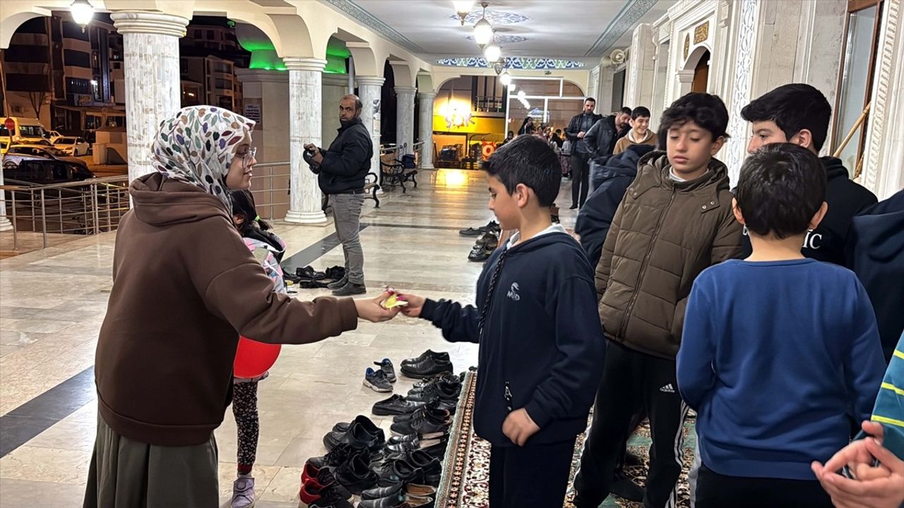 Elazığ'da Öğrencilerden Teravih Namazına Giden Çocuklara Hediyeler