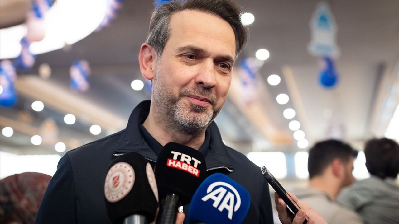 Enerji Bakanı Bayraktar, 'Külliye'de Ramazan' Etkinliklerini Ziyaret Etti