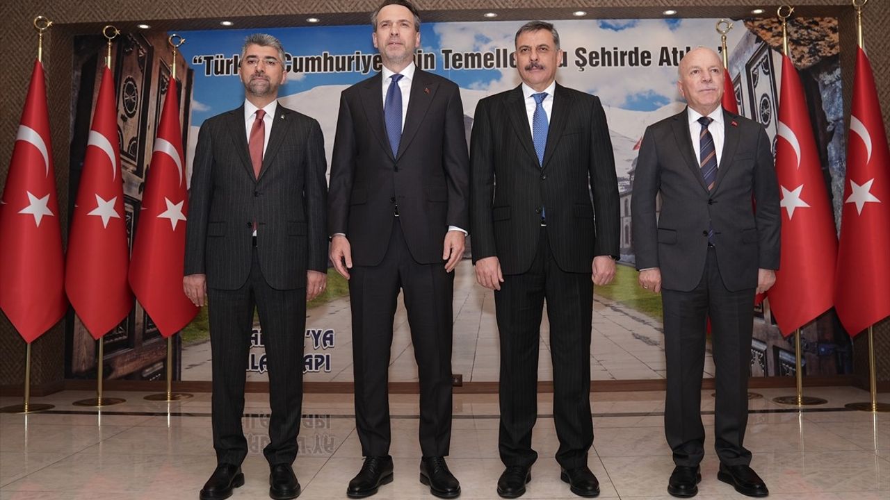 Enerji ve Tabii Kaynaklar Bakanı Alparslan Bayraktar Erzurum'da Ziyaretlerde Bulundu
