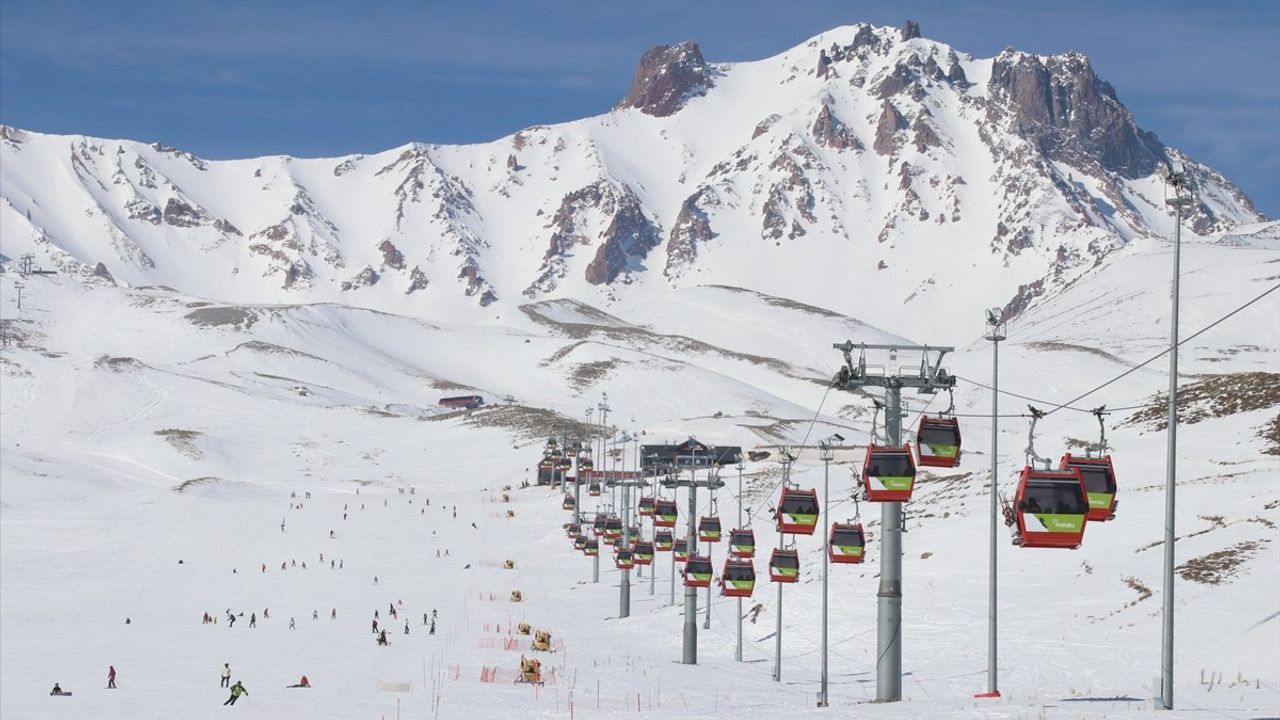 Erciyes Kayak Merkezi'nde Güneşli Havada Kayak Keyfi