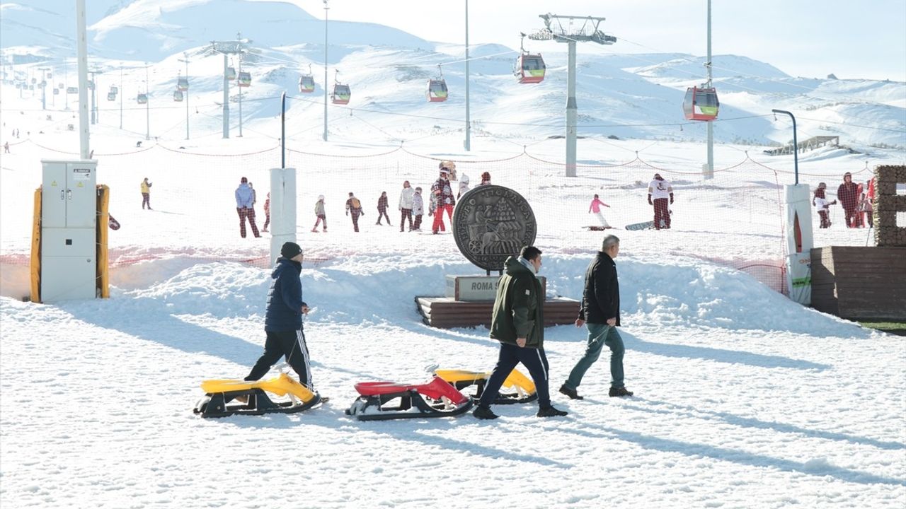 Erciyes Kayak Merkezi'nde Pist Dışında Çığ Düşmesi Olayı